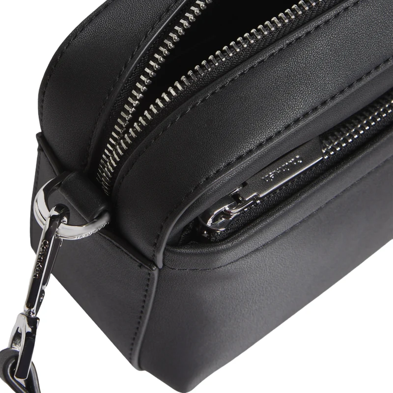 Calvin Klein Must Double Straps Camera - Umhängetasche 21.5 cm (schwarz)