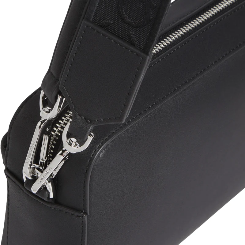 Calvin Klein Must Double Straps Camera - Umhängetasche 21.5 cm (schwarz)