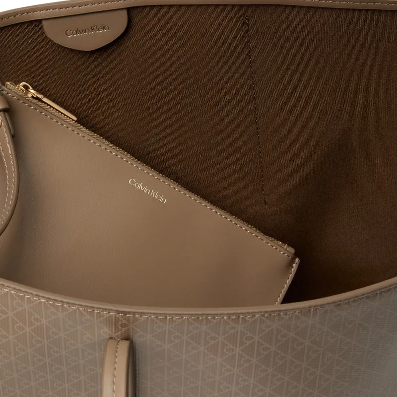 Calvin Klein Emblem Tote - Shopper 44 cm (desert taupe aop)