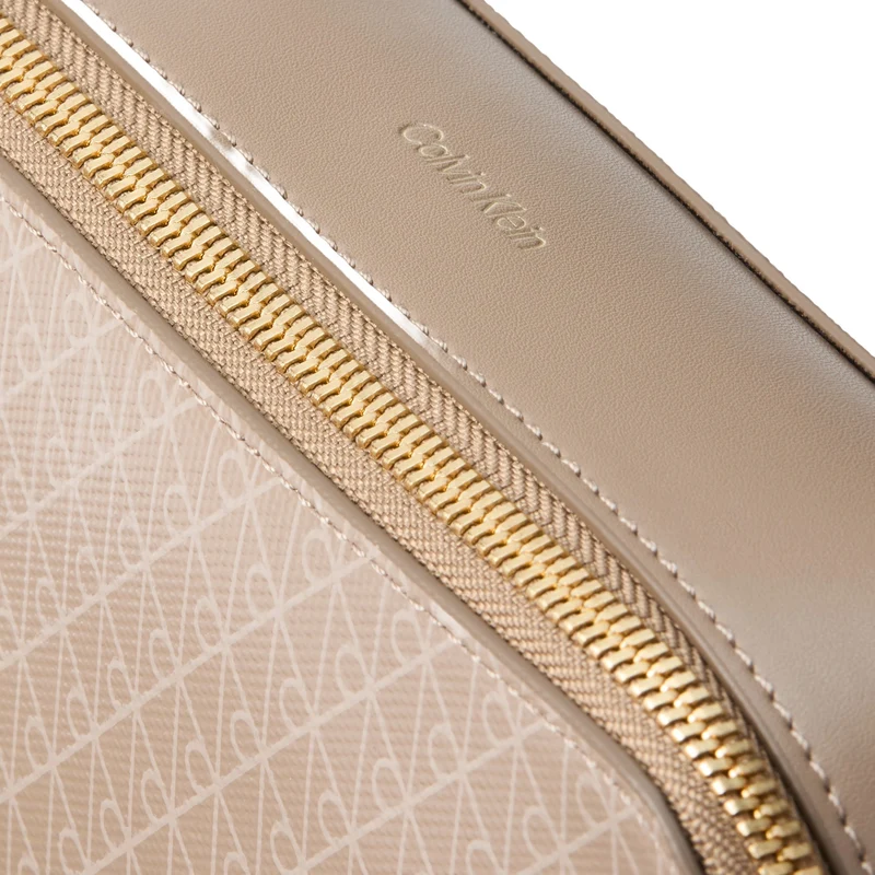 Calvin Klein Emblem - Umhängetasche 21 cm (desert taupe aop)