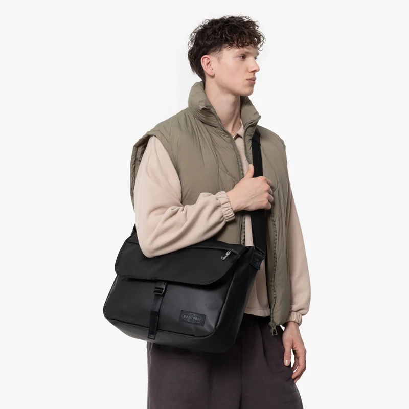 Eastpak selection Delegate + - Schultertasche 17" 38.5 cm (tarp black 2)