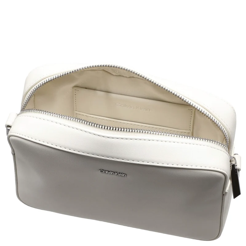 Calvin Klein Must - Umhängetasche S 21 cm (chalk)