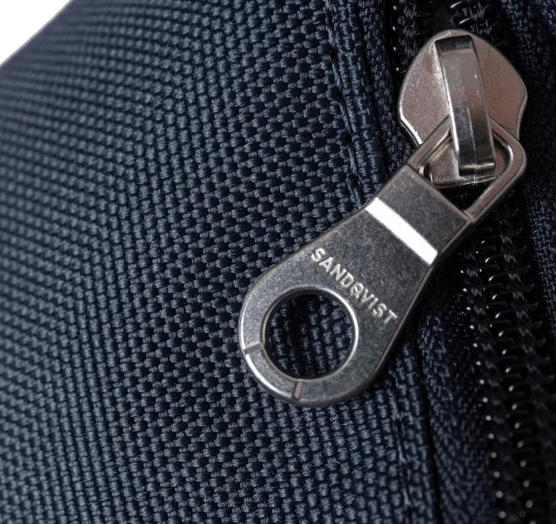 Sandqvist Ground Crossbody - Umhängetasche 30 cm (navy)
