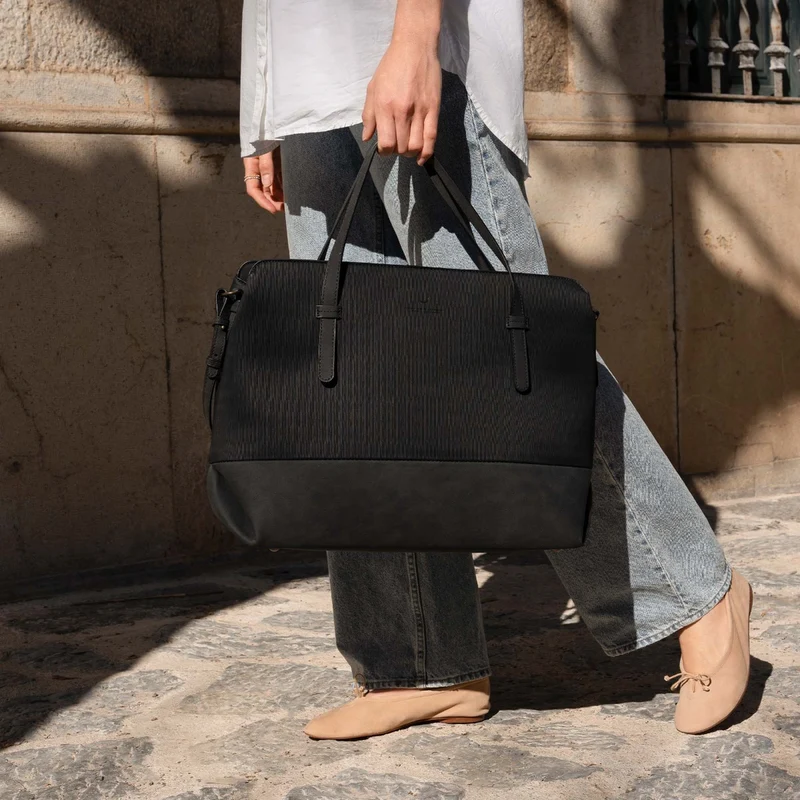 Violet Hamden Essential Bag Schwarze Schultertasche mit 13-Zoll-Laptopfach VH25034