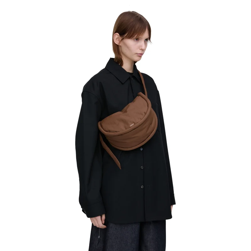 Sandqvist Curve Half Moon Bag S - Umhängetasche 26 cm (dark taupe)