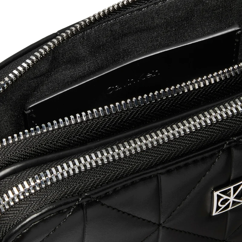 Calvin Klein Quilted Emblem - Umhängetasche 18 cm (black)