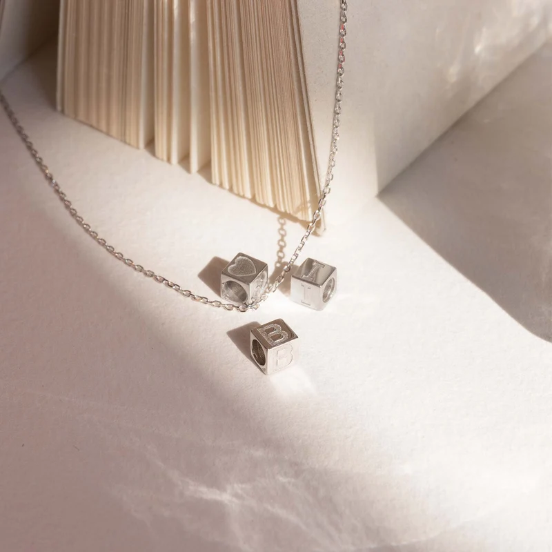 Isabel Bernard Saint Germain Felie 14 Karat | Weißgold Kubus Charm IB350048