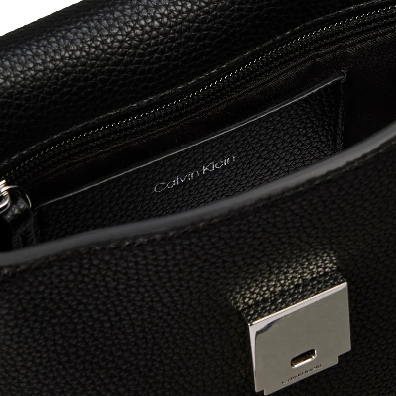 Calvin Klein Emblem Pebb - Umhängetasche (black)