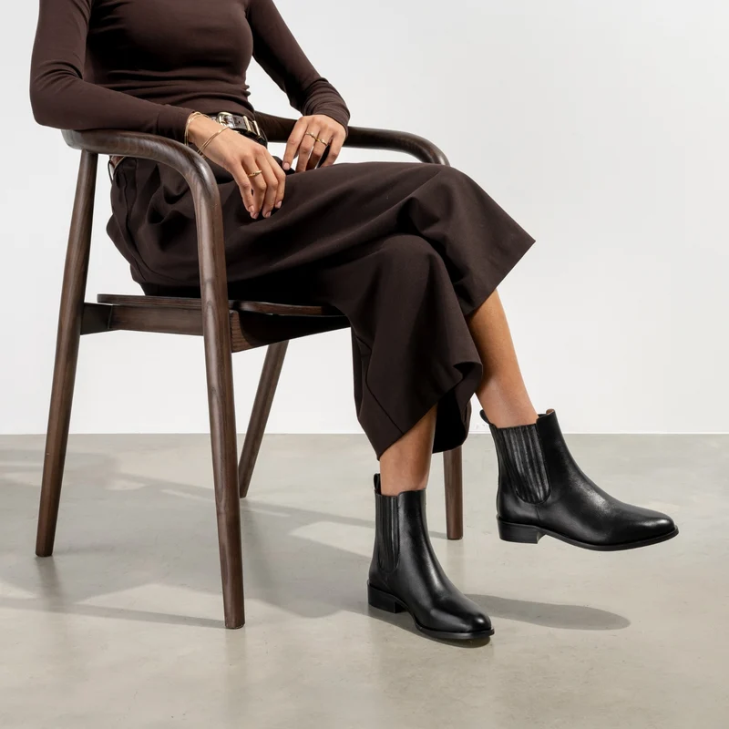 Isabel Bernard Vendôme Chey Schwarze Chelsea Boots aus Kalbsleder IB53012-001-42