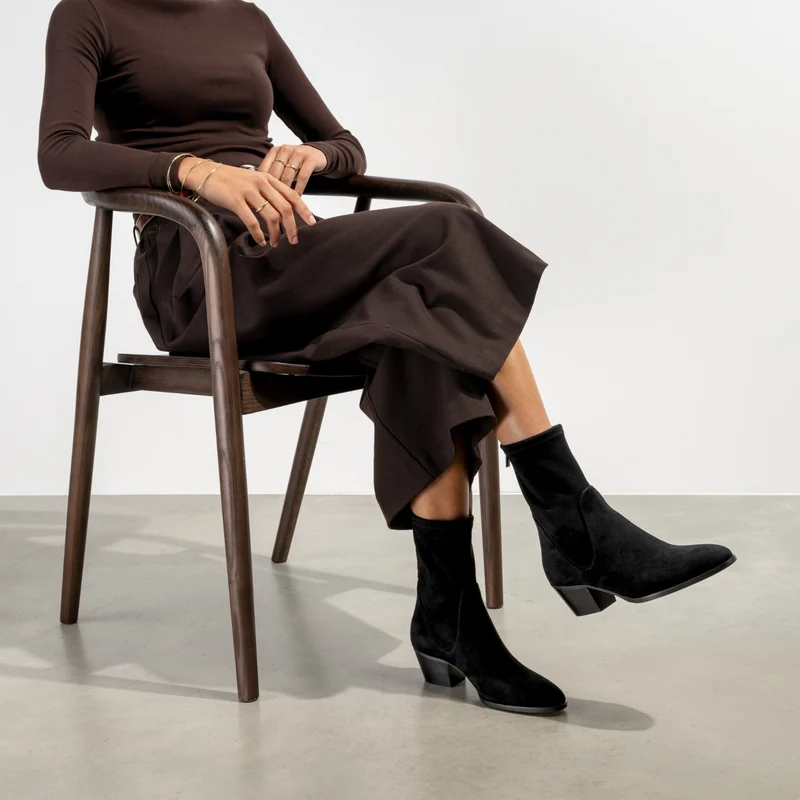 Isabel Bernard Vendôme Ines Schwarze Stretch-Stiefeletten aus Veloursleder IB53013-101-37