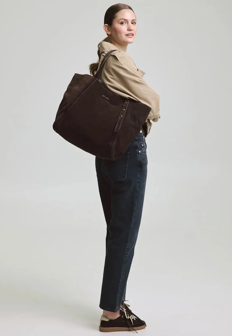Pretty Wonder Suede Coffee - Shopper