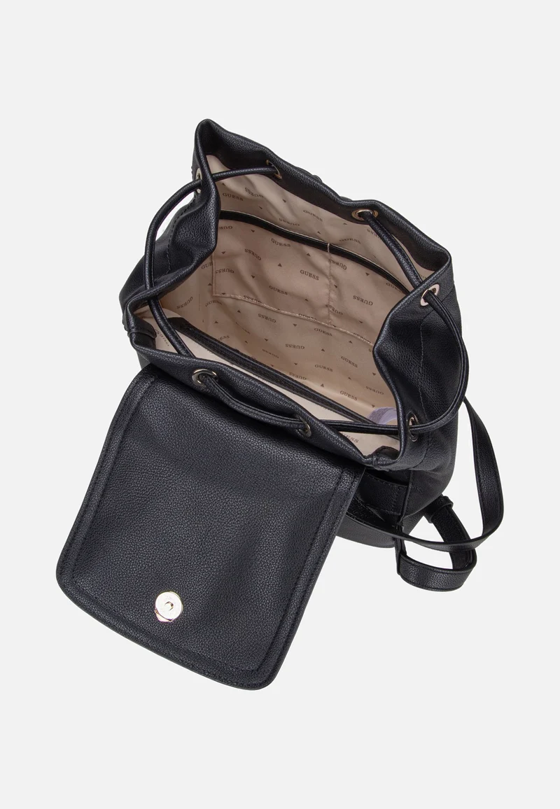 Manhattan II Flap Black - Rucksack