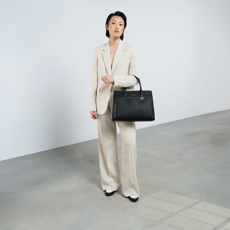 Isabel Bernard Honoré Nadine schwarze Handtasche aus Kalbsleder mit 13-Zoll-Laptopfach IB25110-001-13