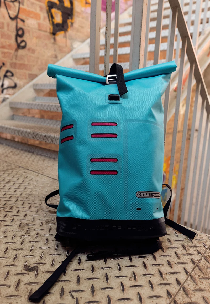Commuter Daypack Cyber 21L Cyber Blue/Pink - Rolltop Rucksack