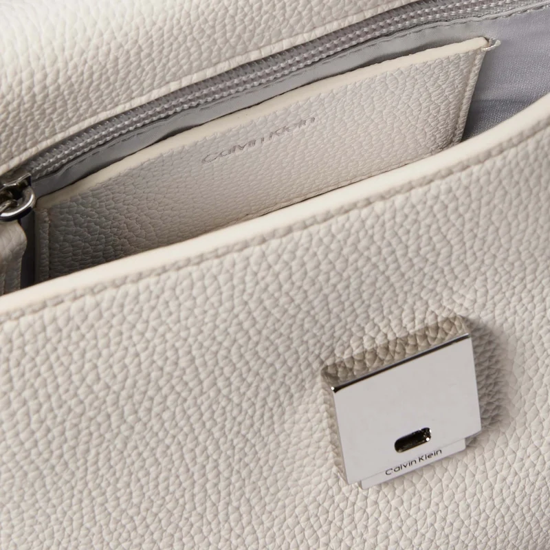 Calvin Klein Emblem Pebb - Umhängetasche (white alyssum)